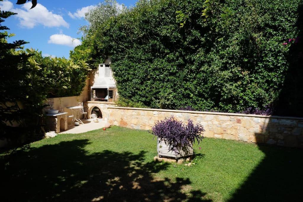 Apartment With A Garden, Bbq, Swimming Pool And Jacuzzi Dhráfi 外观 照片