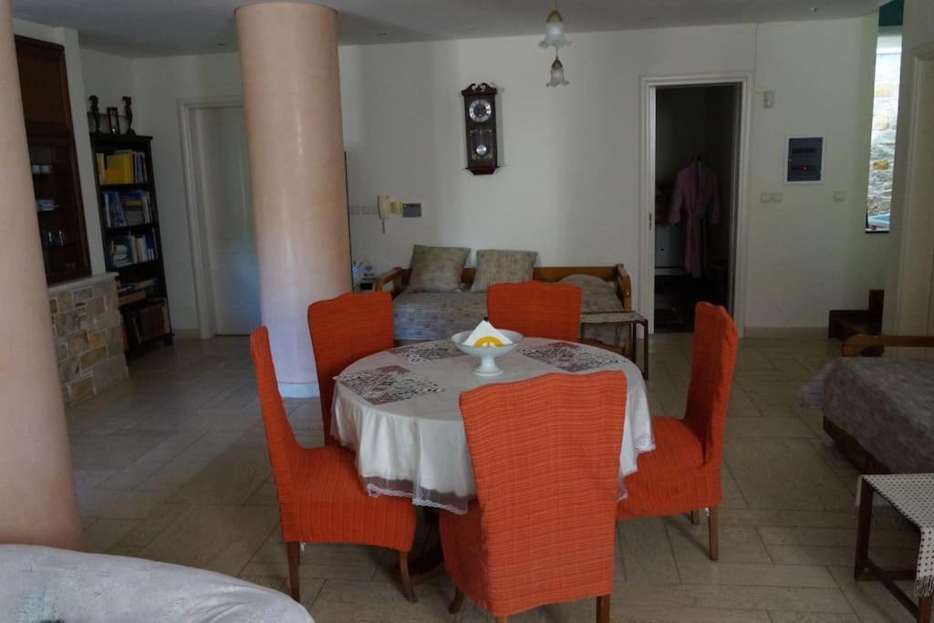 Apartment With A Garden, Bbq, Swimming Pool And Jacuzzi Dhráfi 外观 照片