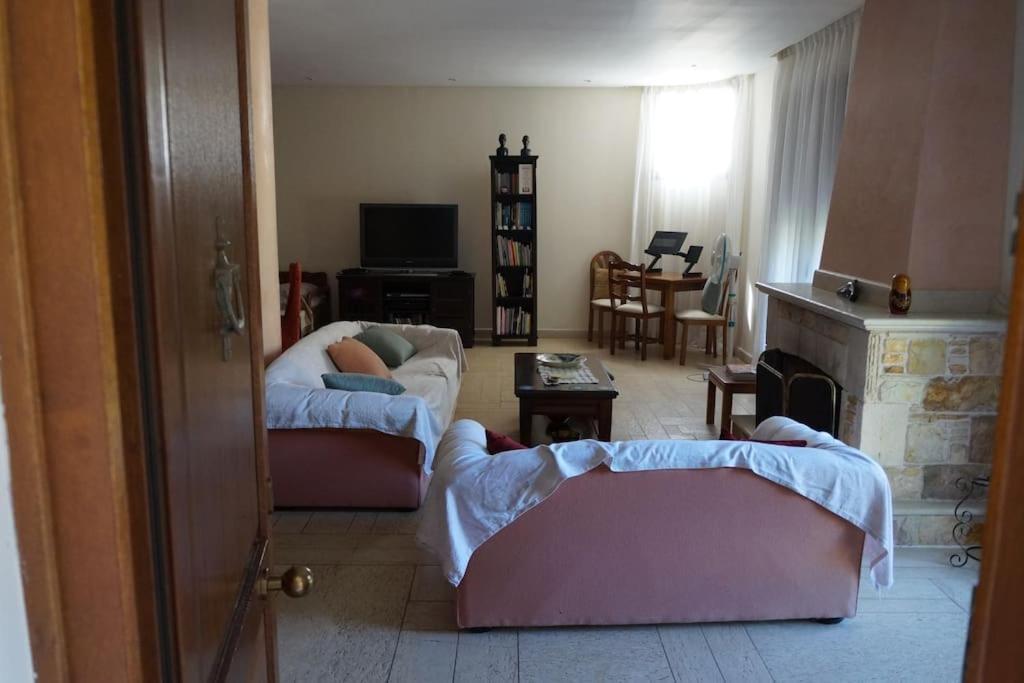 Apartment With A Garden, Bbq, Swimming Pool And Jacuzzi Dhráfi 外观 照片