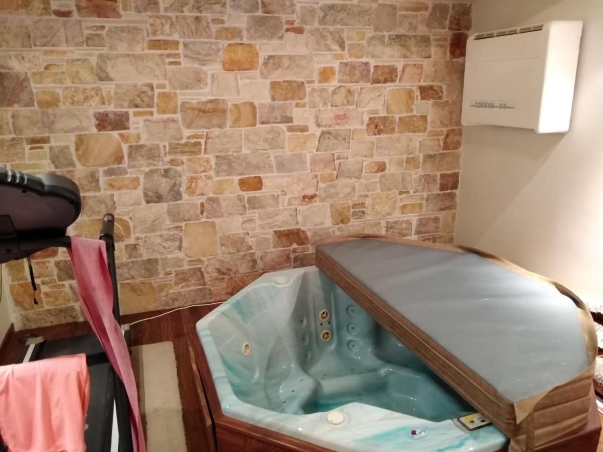 Apartment With A Garden, Bbq, Swimming Pool And Jacuzzi Dhráfi 外观 照片