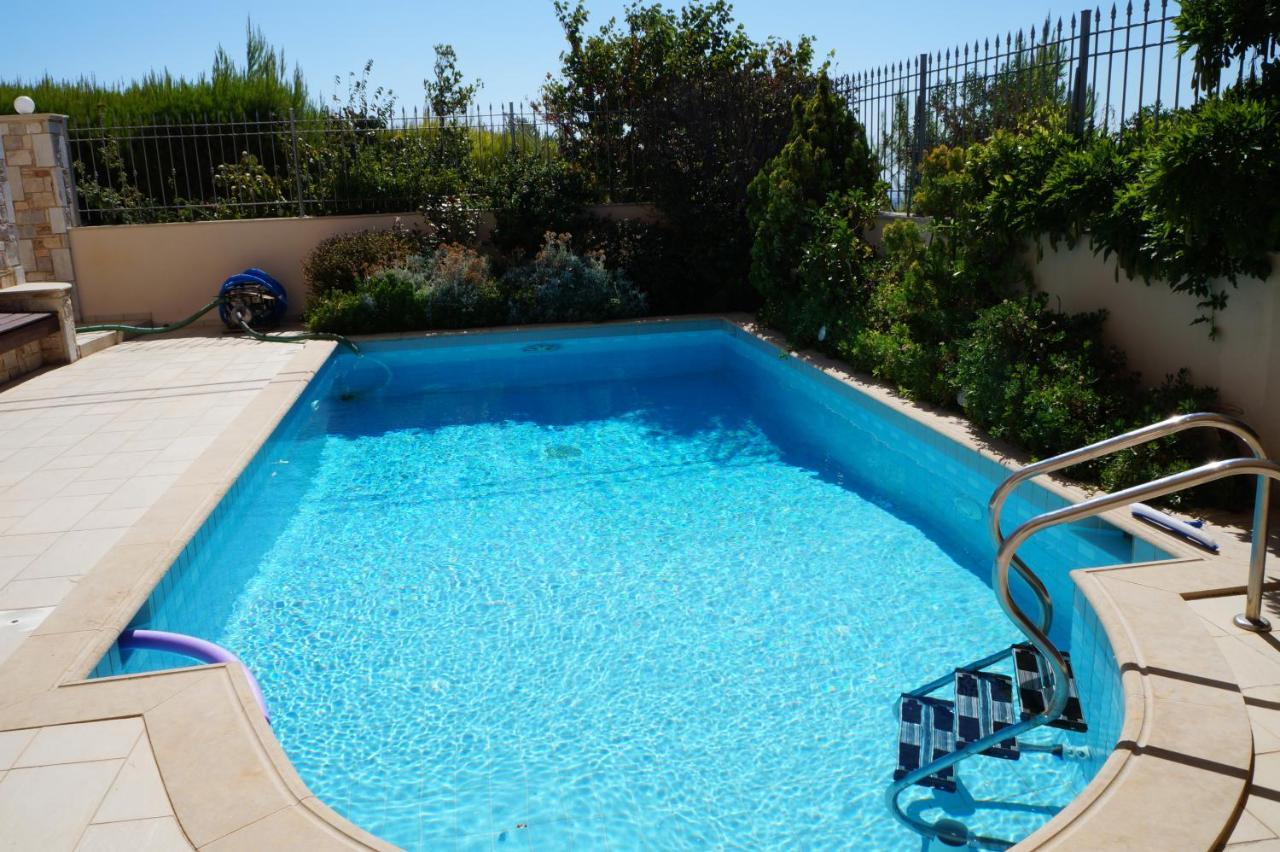 Apartment With A Garden, Bbq, Swimming Pool And Jacuzzi Dhráfi 外观 照片