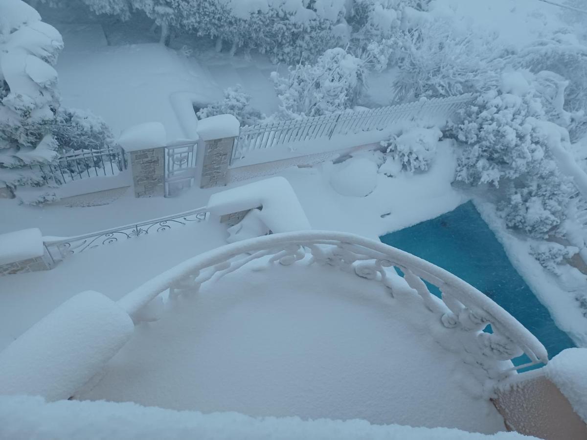 Apartment With A Garden, Bbq, Swimming Pool And Jacuzzi Dhráfi 外观 照片