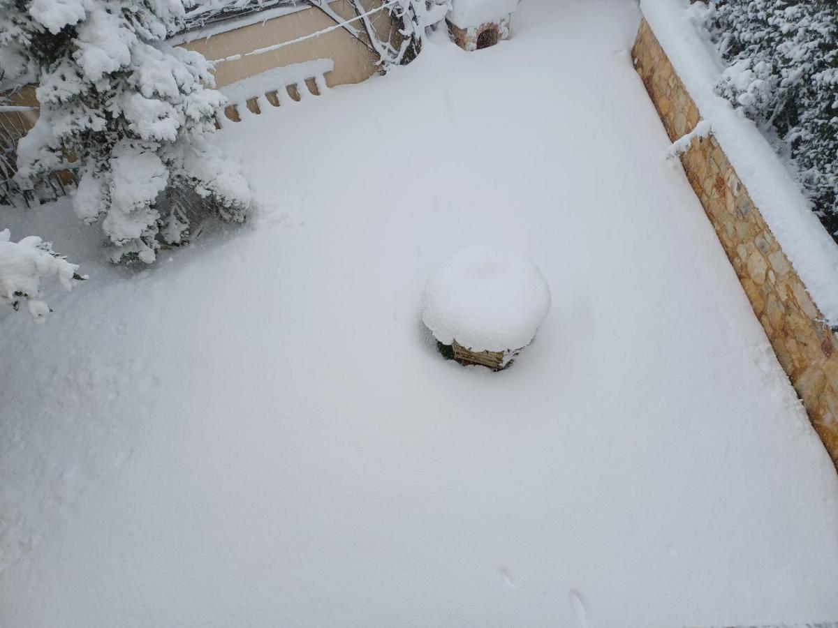 Apartment With A Garden, Bbq, Swimming Pool And Jacuzzi Dhráfi 外观 照片